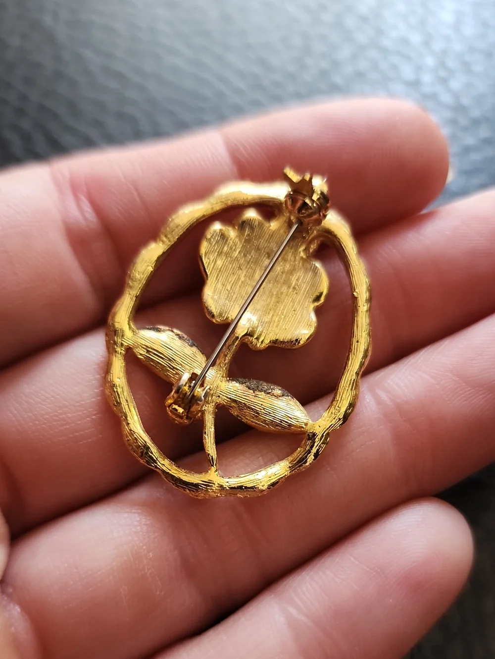 VTG Gold-Tone Cream Flower Oval Brooch with Black Leaves